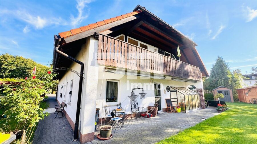 Modernes Ein-/Zweifamilienhaus mit PV Anlage und großer Doppelgarage auf herrlichem Anwesen - Rückansicht Titel